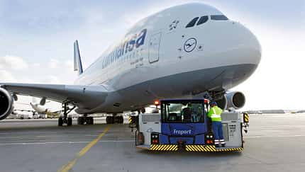 Flugzeugschlepper - Schwerstarbeit an Flughäfen