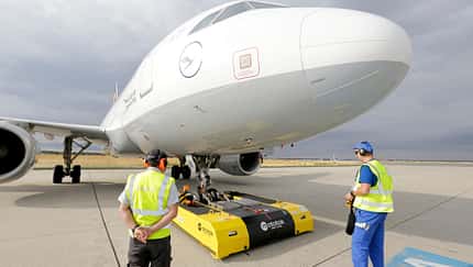 Fraport und Lufthansa testen fernbedienten Elektroschlepper