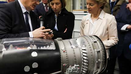 Verteidigungsministerinnen im Triebwerkswerk von Safran