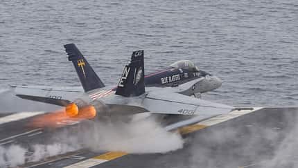 F/A-18C der VFA-34 "Blue Blasters" startet von der USS "Carl Vinson".