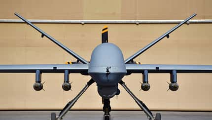 Ein MQ-9 Reaper der 62. Expeditionsaufklärungsstaffel, bewaffnet mit vier GBU-38 Joint Direct Attack Munition auf dem Flugplatz Kandahar.