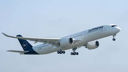 Airbus A350-900 der Lufthansa beim Start.