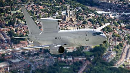 Boeing E-7 Wedgetail der RAF über Lincoln Cathedral