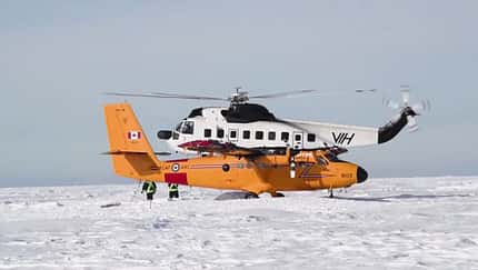Eine CC-138 Twin Otter der RCAF wir mit einer S-61N geborgern.