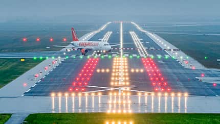 Wie die Flughafenbefeuerung Piloten den Weg weist