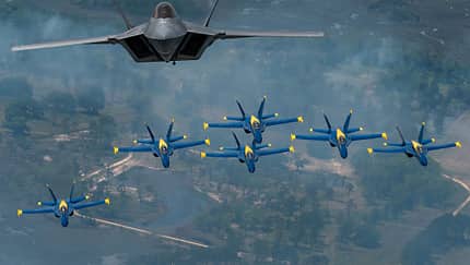 F-22A Raptor der USAF und die Blue Angels der US Navy in Formation.