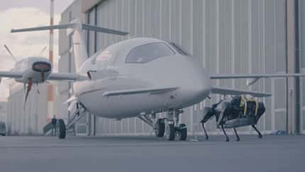 Vierbeiniger Roboter als Flugzeugschlepper