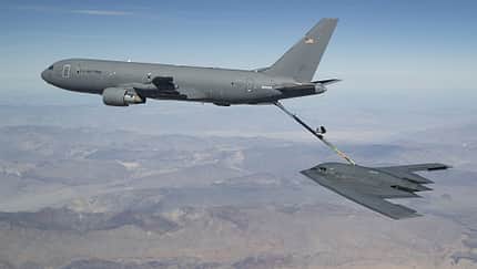 Boeing KC-46A betankt Northrop Brumman B-2A Spirit in Edwards AFB.