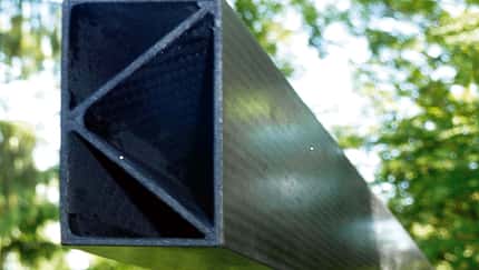Die Technische Universität München zeigt einen Träger aus mit Kohlestoff verstärktem Granit.