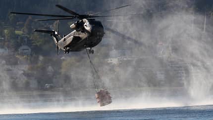 CH-53 der Luftwaffe helfen beim Löschen