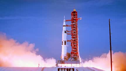 Die Saturn V hebt zu ihrem historischen Flug ab.