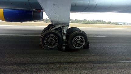 Betonbrocken in München beschädigen startende Jets