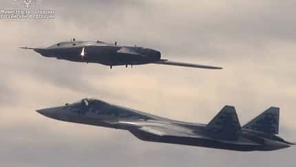 Stealth-Drohne „Ochotnik“ fliegt als Abfangjäger
