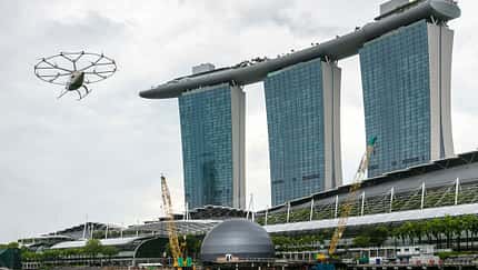 Volocopter 2X am 22. Oktober 2091 über der Marina Bay in Singapur.