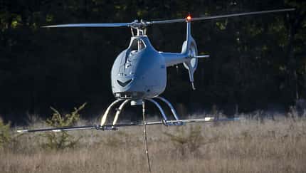 Die Marinedrohne VSR700 von Airbus Helicopters absolvierte am 8. November 2019 ihre ersten gefesselten Schwebeflüge.