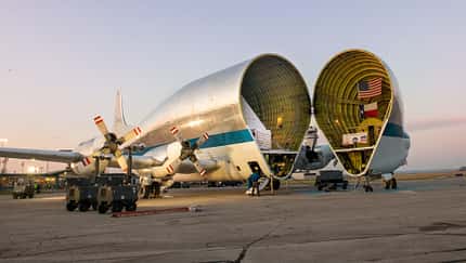 Super Guppy fliegt Raumschiff Orion nach Ohio