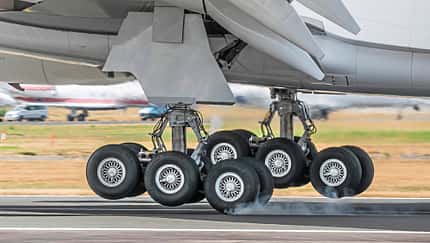Was ein Flugzeugfahrwerk aushalten muss