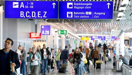 Flughafen Frankfurt: Passagiere.