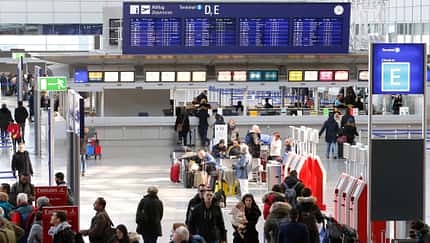 Passagiere am Flughafen Frankfurt.