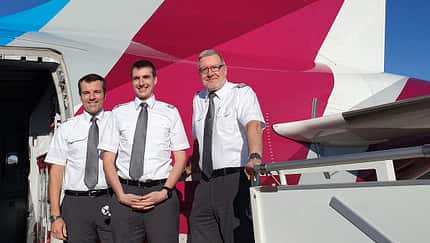 Hauptmann Thorsten Rauch von der Flugbereitschaft (Mitte) bei der Ausbildung bei Eurowings mit Alejandro Garcia Proft und CPT Helmut Kunz (rechts).
