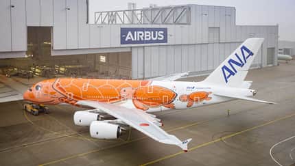 ANAs dritte A380 rollt aus der Halle