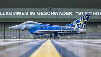 Eurofighter des Taktischen Luftwaffengeschwaders 73 mit Sondermotiv auf der Zelle.
