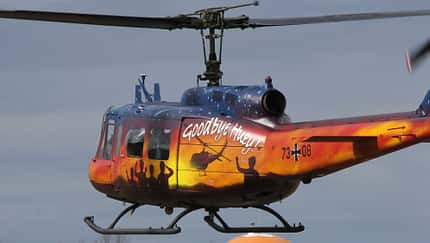 Bell UH-1D der Heeresflieger mit "Goodbye Huey!"-Sonderanstrich.