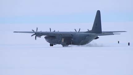 Lockheed Martin C-130J Super Hercules der Royal Australian Air Force auf der Eispiste des Wilkins Aerodrome in der Antarktis.