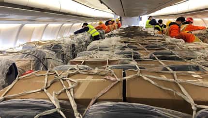 Wie Airlines ihre Jets in Frachter verwandeln