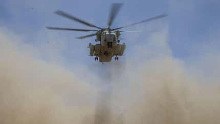 Sikorsky CH-53E des US Marine Corps bei einer schwierigen Staublandung.