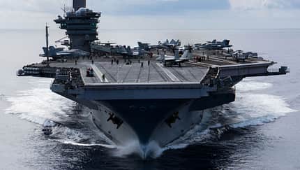 Der Flugzeugträger USS "Carl Vinson" auf Einsatzfahrt vor seiner Überholung in Bremerton.