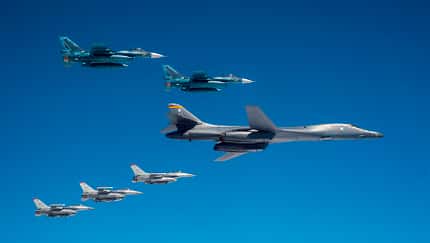 B-1 fliegt nonstop USA-Japan-USA