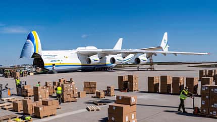Antonow An-225 bringt 10,3 Millionen Masken