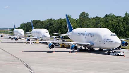 Dreamlifter-Konvoi bringt Schutzkleidung nach Charleston