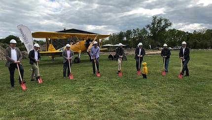Spatenstich für neuen Hangar auf der Bienenfarm