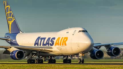 Jumbo Jet schlägt mit drei Triebwerken auf die Runway