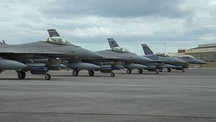 Die USAF testet in Eglin das SABR-Radar von Northrop Grumman in der F16C. Hier eine Viererformation vor dem Start. 