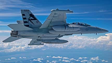 Der Next Generation Jammer - Mid-Band von Raytheon hat im August 2010  in Patuxent River die Flugerprobung an der EA-18G Growler aufgenommen.