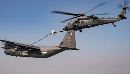 Die Luftbetankungsversuche des neuen CSAR-Hubschraubers Sikorsky HH-60W wurden mit einer HC-130J durchgeführt. 