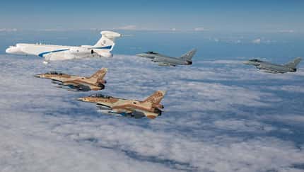 Formation von Luftwaffe und Israelischen Luftstreitkräften.