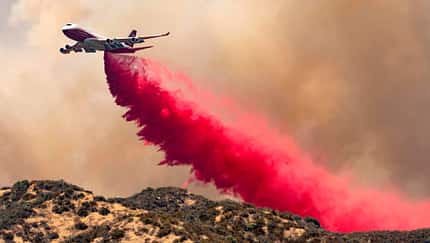 Boeing 747 kämpft gegen Waldbrände in Kalifornien