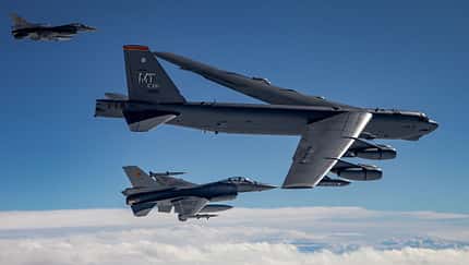 Boeing B-52H der US Air Force überflogen am 28. August 2020 alle 30 NATO-Staaten an einem Tag. Hier mit F-16 aus Belgien.