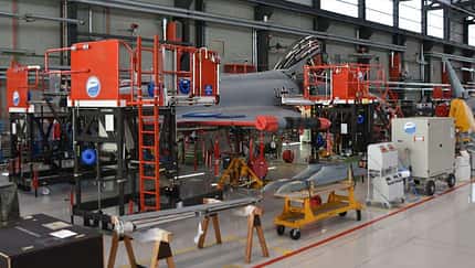 Ein für die Ausbildung benutzter Eurofighter der Tranche 2 wird bei Airbus in Manching wieder flugtauglich gemacht.