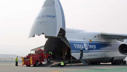 An-124 bringt Feuerwehrautos nach San Francisco