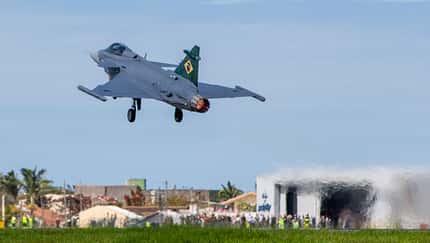 Die erste Gripen E für Brasilien ist nach dem Schiffstransport aus Schweden vom Flughafen Navigantes zu Embraer in Gaviao Peixoto geflogen.