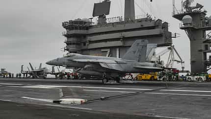 Am 26. September 2020 gelang es einer F/A-18E zum 100000. Mal, das bevorzugte Fangseil 3 der "Roosevelt" zu treffen.