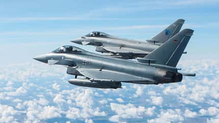 Deutsche und britische Eurofighter fliegen gemeinsam in Ämari.