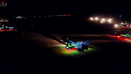 Nordkorea lässt Kampfjets nachts bunt leuchten