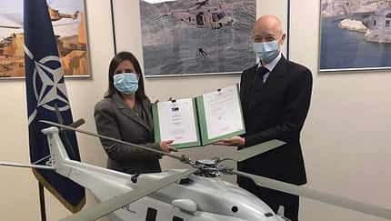 Der Sea Tiger-Vertrag wurde von Nathalie Tarnaud-Laude, President  von NHIndustries und Giorgio Gomma, Generaldirektor der NATO Helicopter Management Agency unterzeichnet.