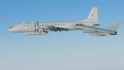 Eine Iljuschin Il-20 der russischen Luft- und Weltraumstreitkräfte wird von einem Eurofighter der Luftwaffe über der Ostsee begleitet.